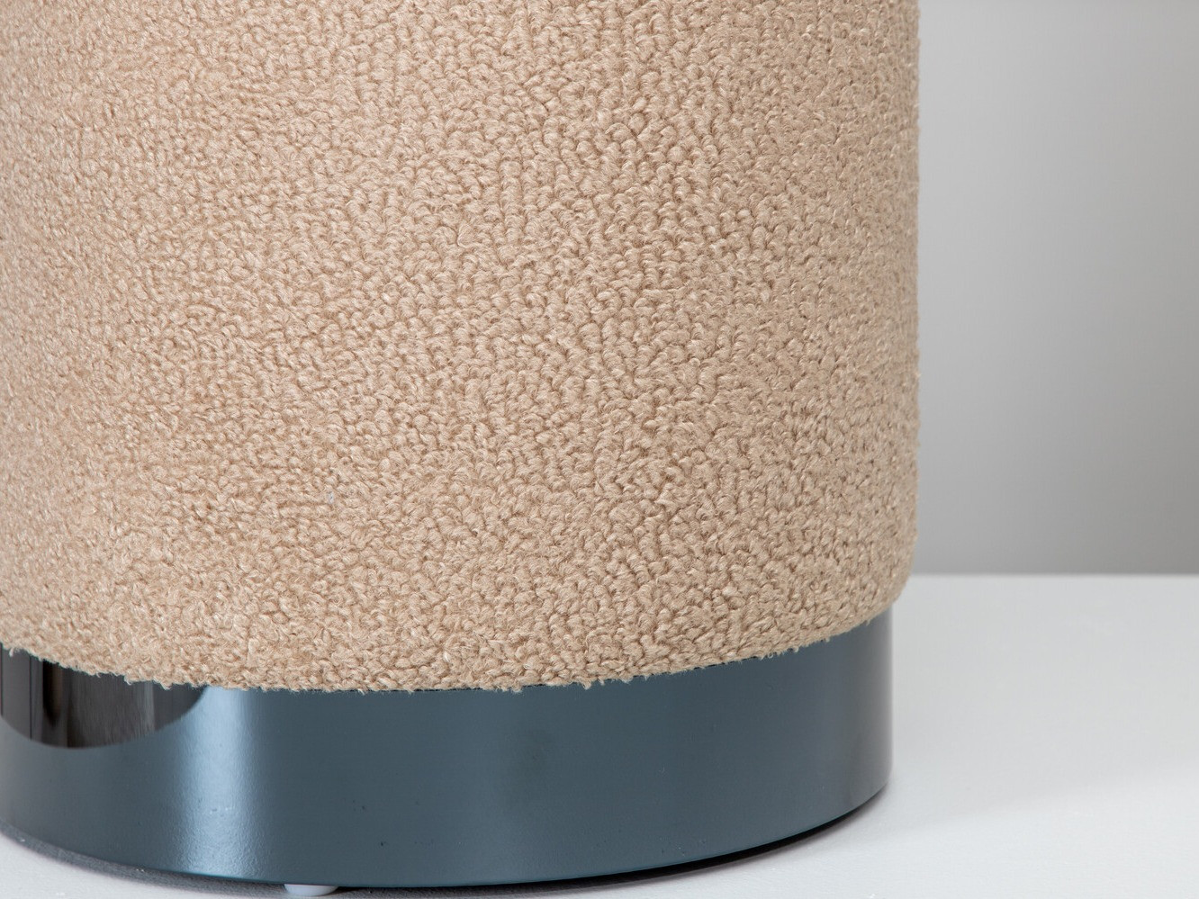 Pufe Dallas 2936 (Bege + Preto brilhante)