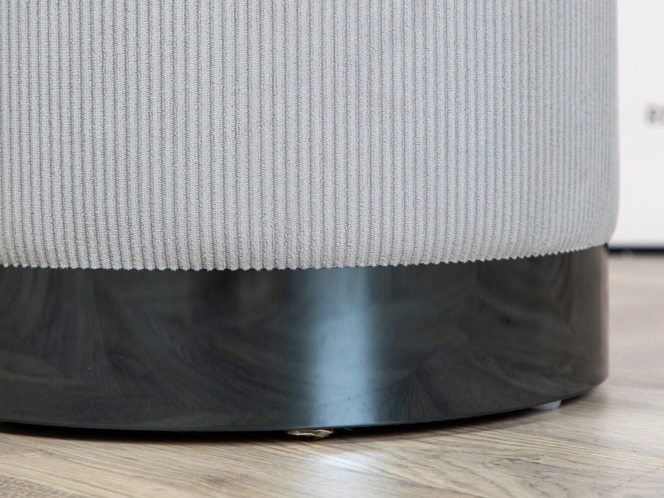 Pufe Dallas 2936 (Cinzento claro + Preto brilhante)