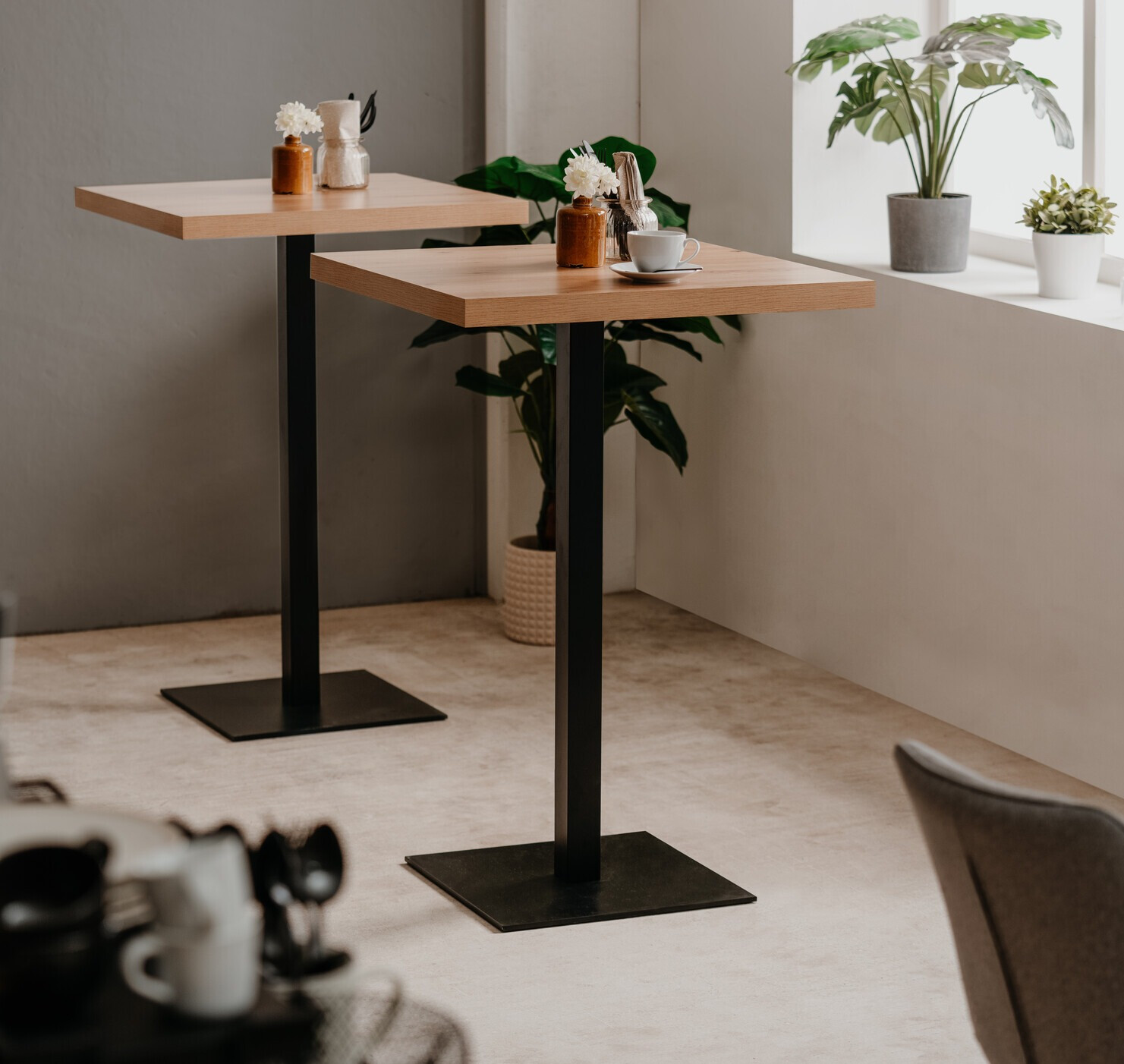 Mesa de bar Findlay 107 (Carvalho Artisan + Preto)